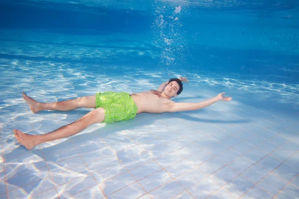 Resting on the pools bottom — Stock Photo, Image