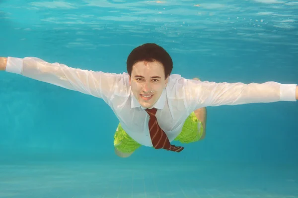 Hombre de negocios nadando bajo el agua en la piscina — Foto de Stock