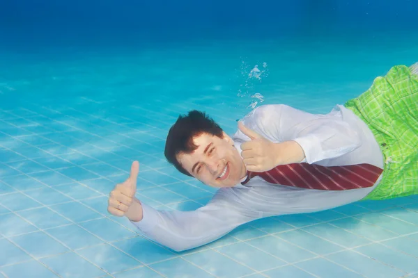 Homme d'affaires heureux sous l'eau — Photo