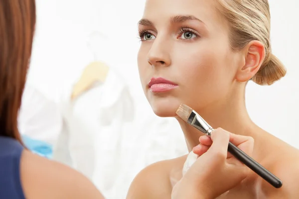 Att göra upp läppar med lip borste — Stockfoto