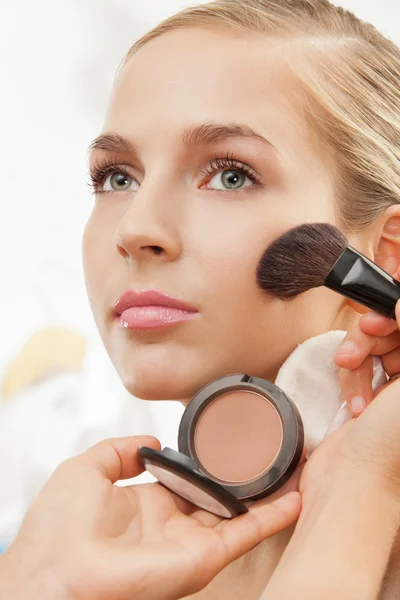 Makeup artist apply blush on cheeks — Stock Photo, Image