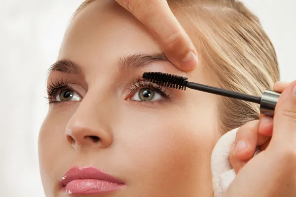 Separating and curling lashes with mascara brush — Stock Photo, Image