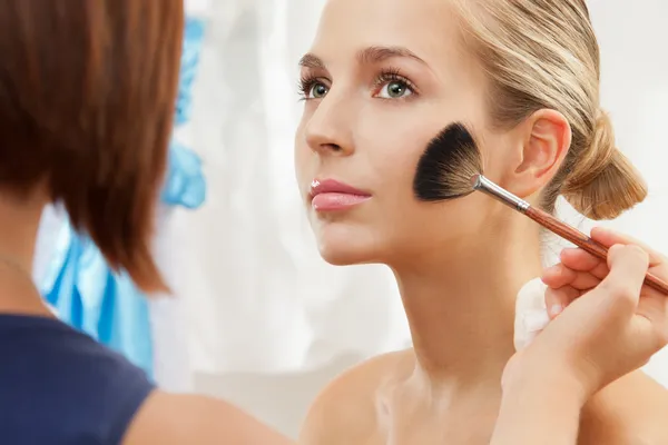 Removing excess of powder using fan brush — Stock Photo, Image