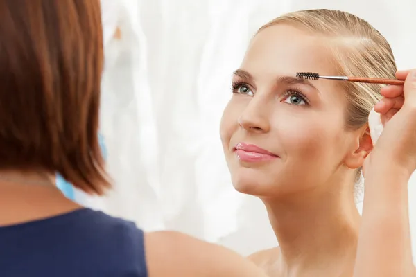 Professionele make-up artiest werken — Stockfoto