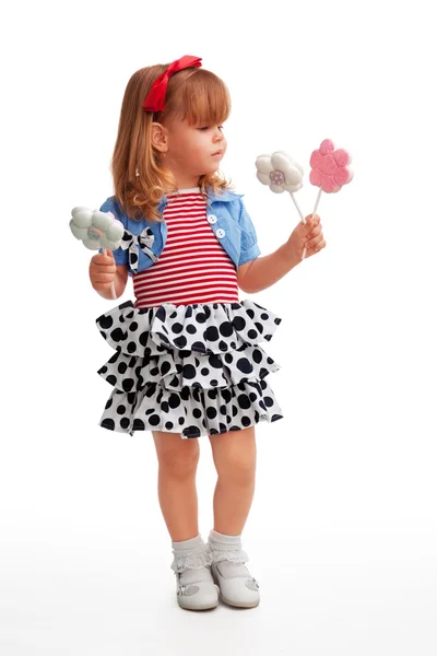 幸せな女の子の花のお菓子と立っています。 — ストック写真