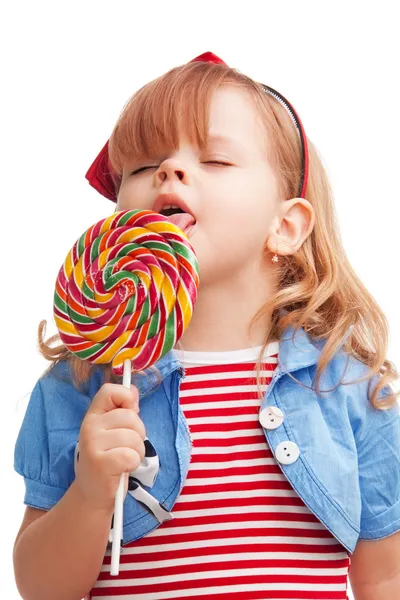 Lilla tjej slickar stora lollipop — 图库照片