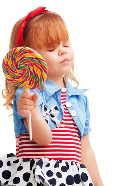 Glad tjej ler och håller lollipop, med slutna ögon — Stockfoto
