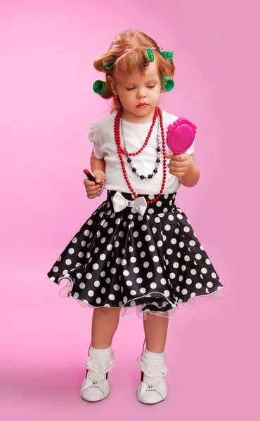 Маленькая девочка, заботящаяся о моде, прямо как мама — стоковое фото