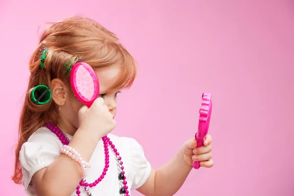 Little girl playing a hairdresser — Stock Photo, Image