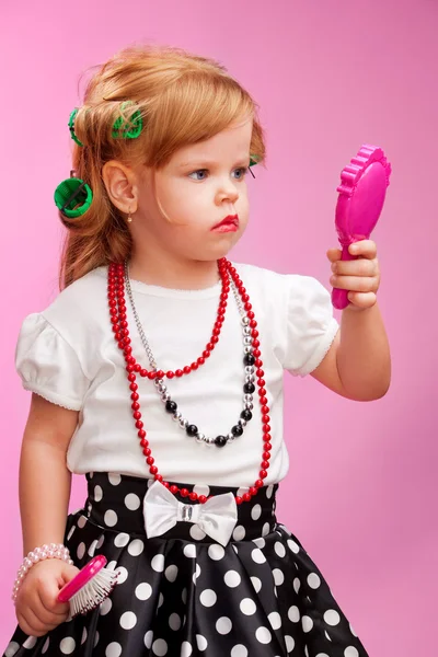 Маленькая девочка играет парикмахера — стоковое фото