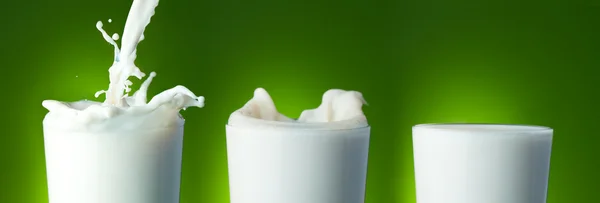 Vullen de glazen met melk — Stockfoto