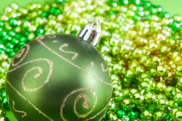 Jedna zelená vánoční koule — Stock fotografie