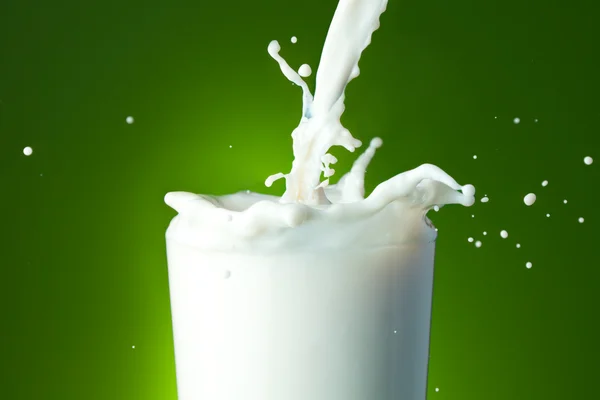 Enchendo o copo com leite — Fotografia de Stock