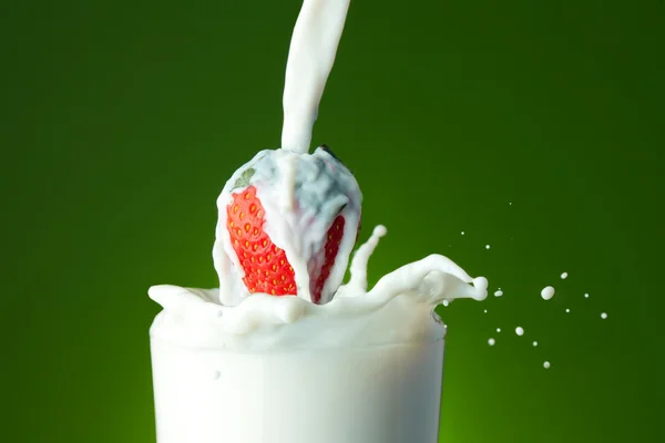 Полуничний молочний коктейль — стокове фото