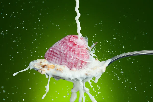 Spoon, milk, strawberry, splash — Stock Photo, Image