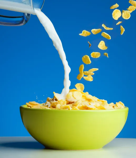 Flocos de milho com leite — Fotografia de Stock