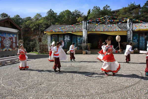 Danza tradizionale di Naxi — Foto Stock