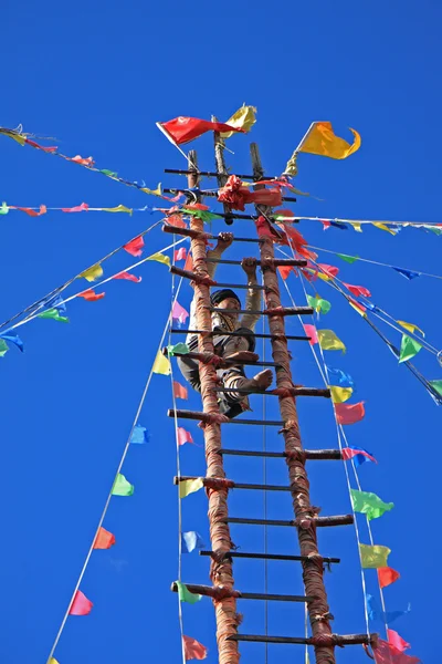Naxi Ethnic Ladder Climbing — Stock Photo, Image