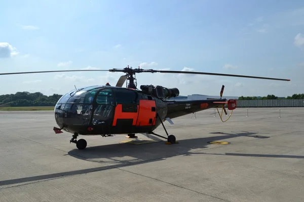Helikopter militer berdiri di lapangan terbang . — Stok Foto