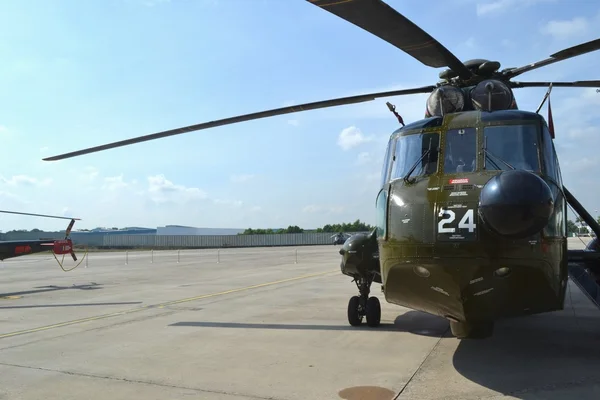 Wojskowy helikopter stojący na lotnisku. — Zdjęcie stockowe