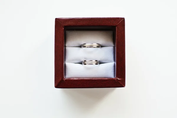 Обручальные кольца на булавке — стоковое фото