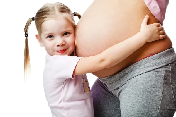 Mulher grávida bonita com sua filha — Fotografia de Stock