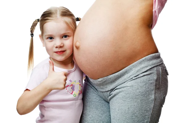 Hermosa mujer embarazada con su hija —  Fotos de Stock