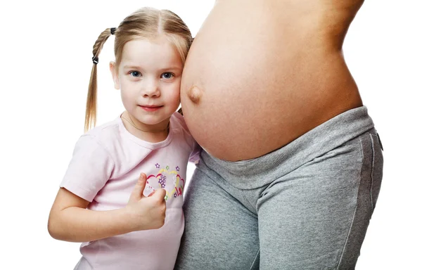 Kızıyla birlikte güzel bir hamile kadın — Stok fotoğraf