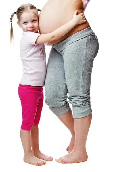 그녀의 딸과 함께 아름 다운 임신한 여자. — 스톡 사진