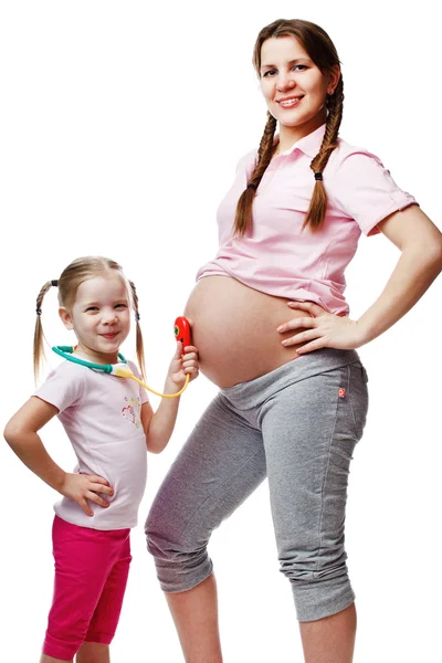 Krásná těhotná žena s dcerou. — Stock fotografie