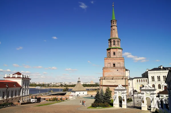 Widok na Pałac Prezydencki i wieży soyembike na Kremlu w Kazaniu — Zdjęcie stockowe