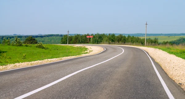 Estrada com curva abrupta — Fotografia de Stock