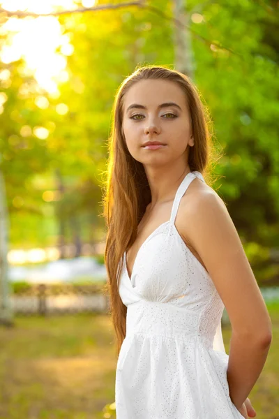 Schöne Frau im Sommerpark — Stockfoto