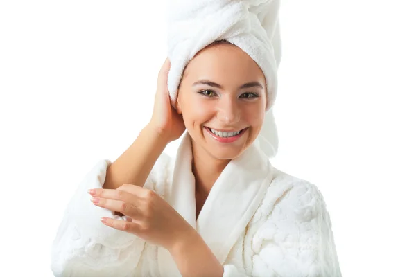Mulher usando roupão de banho com as mãos na cabeça — Fotografia de Stock