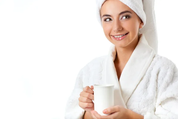 Усміхнена жінка в халаті тримає кухоль — стокове фото