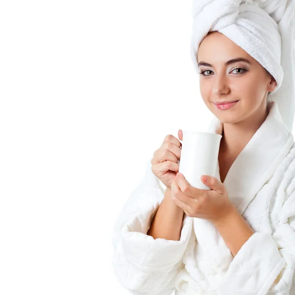 Kvinnan bär badrock anläggning mugg — Stockfoto