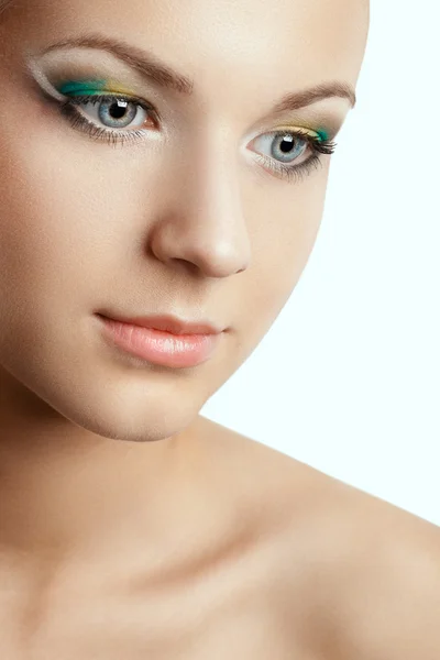 Närbild kvinna ansikte med kreativa makeup — Stockfoto