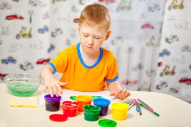 kağıt üzerinde çocuk parmak boyaları