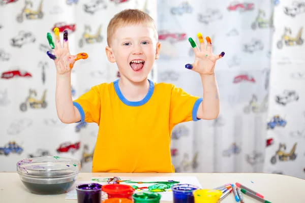 Niño con dedos pintados — Foto de Stock