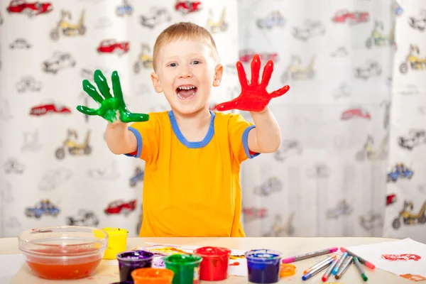 Chlapec s malovanými prsty — Stock fotografie