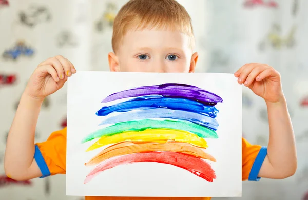 Chlapec s malovanými duha na papíře — Stock fotografie