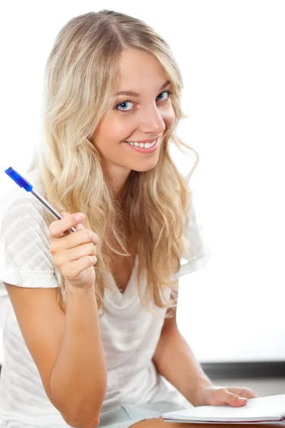 Блондинка с ручкой и блокнотом — стоковое фото