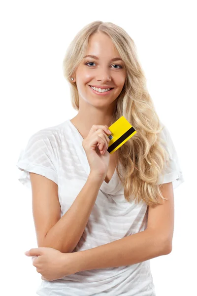 Блондинка тримає жовту кредитну картку — стокове фото