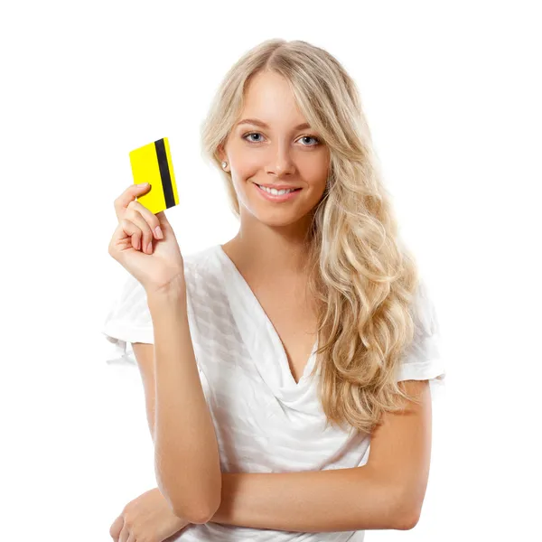 Mujer rubia sosteniendo tarjeta de crédito amarilla — Foto de Stock