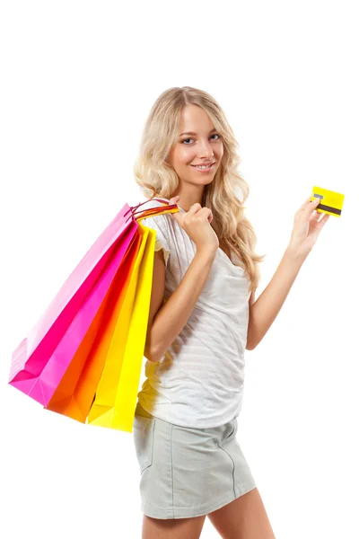 Mujer rubia sosteniendo tarjeta y bolsas —  Fotos de Stock