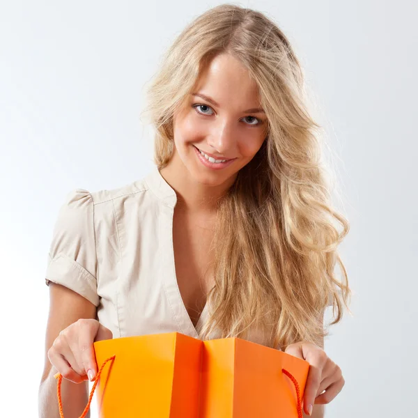 Mulher loira segurando sacos de compras — Fotografia de Stock