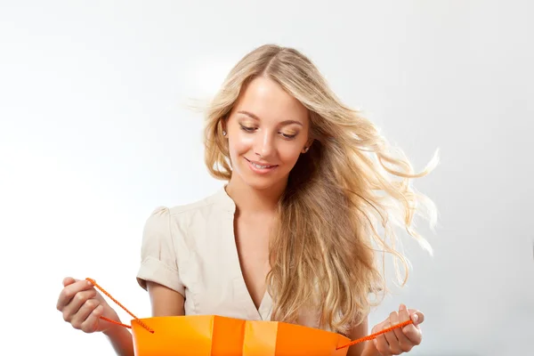 Blonde woman holding shopping bags — Stock Photo, Image