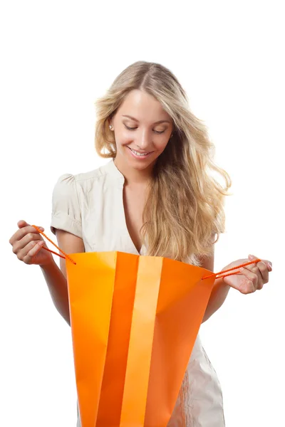 Blonde vrouw bedrijf shopping tassen — Stockfoto