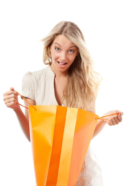 Mujer rubia sosteniendo bolsas de compras — Foto de Stock