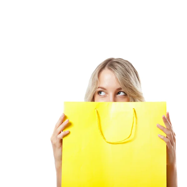 Sarışın kadının arkasındaki sarı alışveriş çantası — Stok fotoğraf